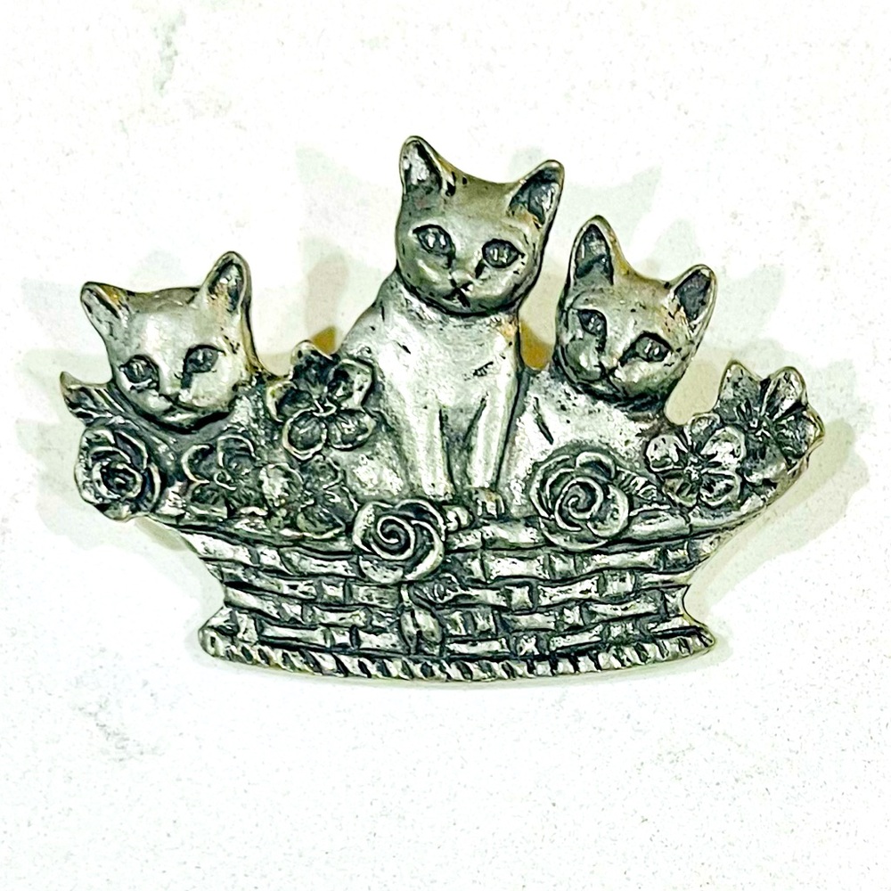 1987 SEAGULL PEWTER CANADA Three CATS IN FLOWERED BASKET BROOCH, EUC